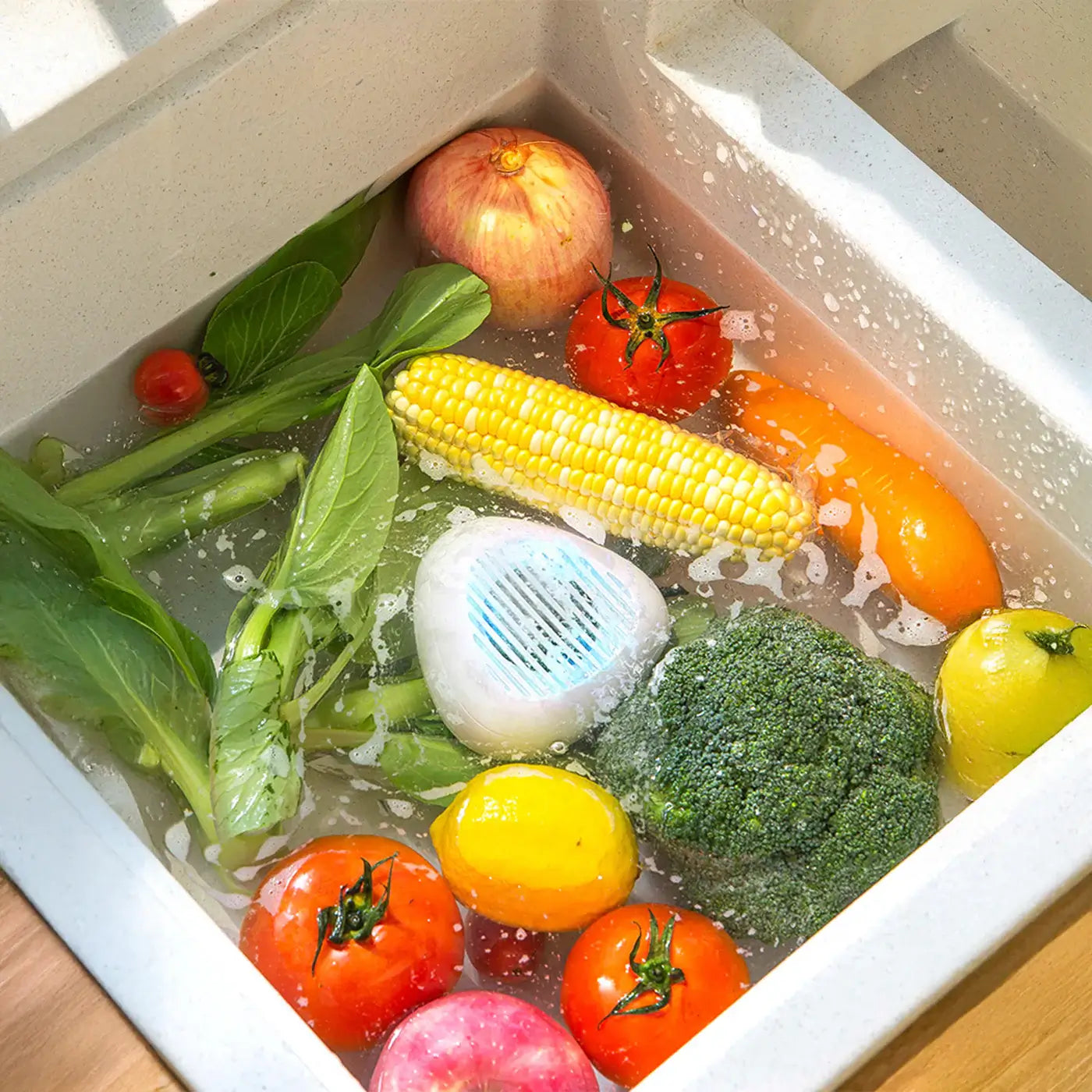 Verse groenten en fruit worden gereinigd in de wasbak met behulp van de RinseIQ reiniger tegen pesticiden en vuil