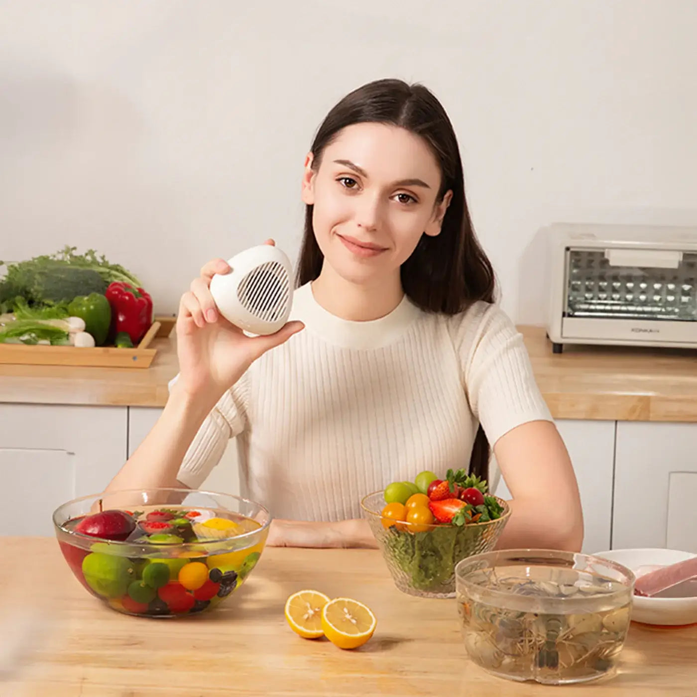 Vrouw gebruikt RinseIQ groente- en fruitreiniger in de keuken om pesticiden van fruit te verwijderen